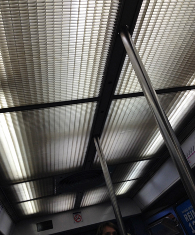 パリ地下鉄における照明の一例。少々古い車両のもの。メンテナンス性には難がありそうだが、格子状の意匠は、蛍光灯の明かりを穏やかにできる良いアイデア。