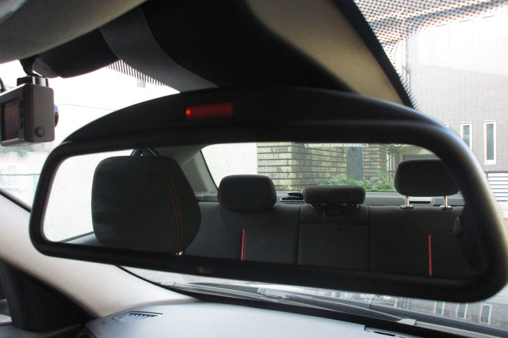 ルームミラー上の小さなオレンジ色の光が電源ONのしるし。