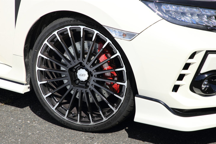 4本合計で10kgもの軽量化を実現する切削鍛造ホイール。前後同サイズでありながらオフセットを微妙に変えるなど、細かいところにまで無限のこだわりが見られる。