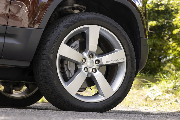 今回試乗した「ディフェンダー130」では、「スタイル5098」と呼ばれる5スポークデザインの22インチホイールに、275/45R22サイズの「コンチネンタル・クロスコンタクトRX」タイヤを組み合わせていた。