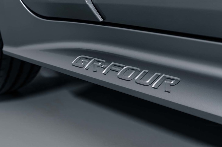 GRカローラ（ボディーサイドの「GR-FOUR」ロゴ）