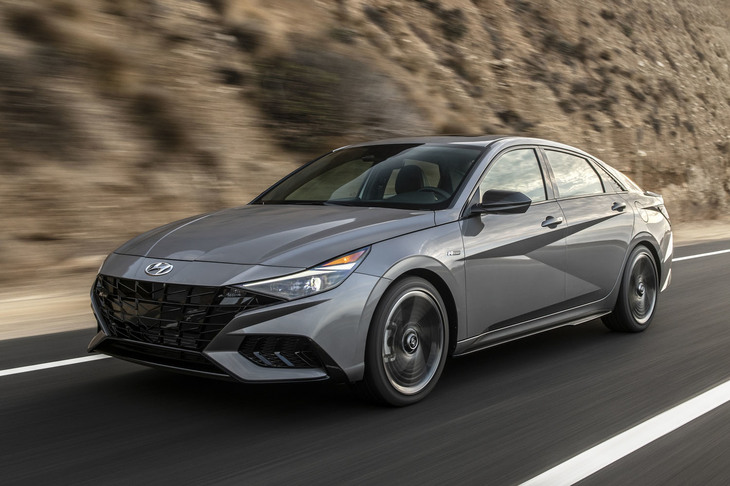 「ヒョンデ・エラントラ」。フロントマスクばかりでなく、サイドに施されたシャープなプレスラインにも注目。