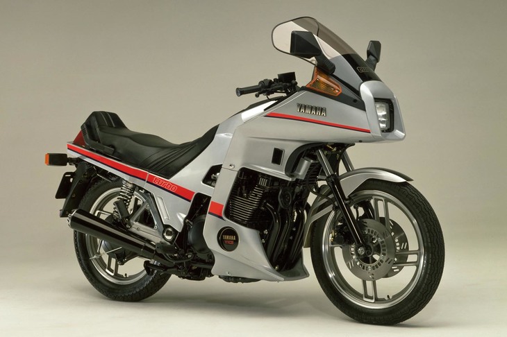 「ヤマハXJ650ターボ」（1982年）は、キャブレターと過給機を組み合わせていたのが特徴。ターボは三菱重工製のものが採用されていた。