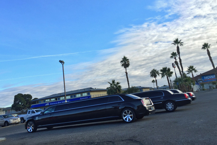 モーテルの脇は巨大リムジンの駐車場になっていた。