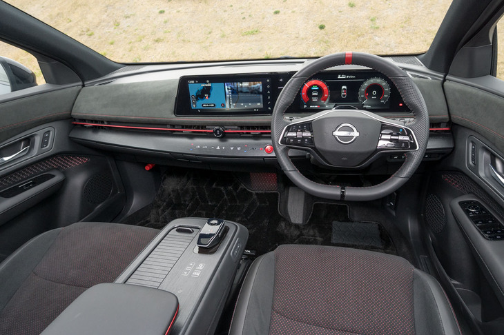 インテリアのコーディネートは赤と黒の「NISMO」らしい組み合わせ。オープンポアウッド風のパネル色もわざわざブラックに変更している。