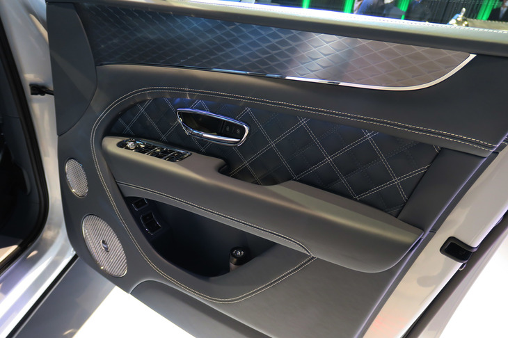 ベントレー・ベンテイガ ハイブリッド（ドアインナーパネル）