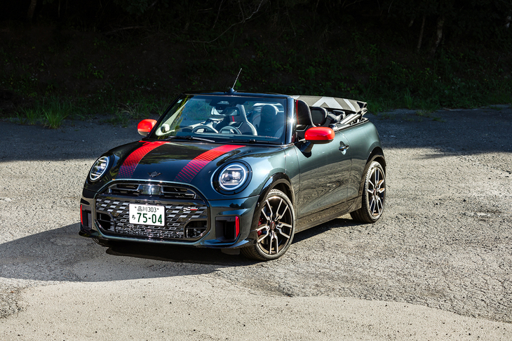新型「MINIジョンクーパーワークス （JCW）コンバーチブル」の価格は585万円。最新世代では「クーパー5ドア」以外のすべてのタイプにJCWが設定されている。