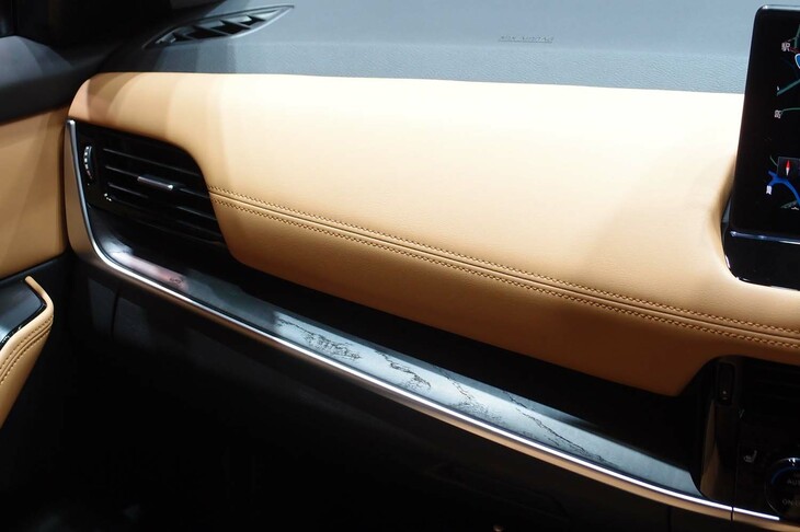 日産エクストレイルG e-4ORCE（助手席前方のパネル）