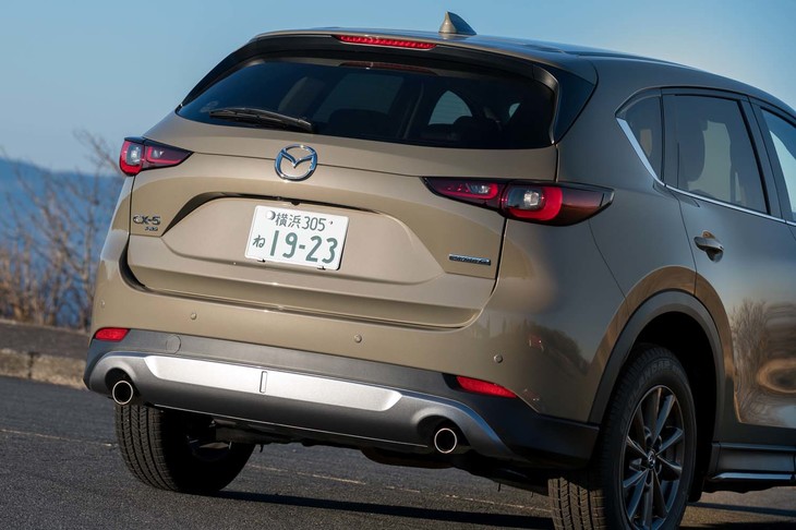 「フィールドジャーニー」には「ジルコンサンドメタリック」と呼ばれる新たなボディーカラー（写真）が用意される。ボディーカラーは全8色。バンパー下方に見えるアンダーガード風のガーニッシュはフィールドジャーニー専用の装備。