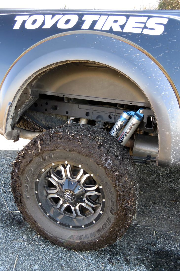 スペック上のサスペンショントラベルは、フロントが13インチ（約33cm）、リアが14インチ（約35.6cm）となっている。写真はアシが伸びた側のリアタイヤの様子。