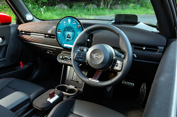 ダッシュ中央で輝きを放つ丸い有機LEDディスプレイが新世代MINIの特徴。先代モデルも額縁は丸かったが、表示エリアは長方形だった。