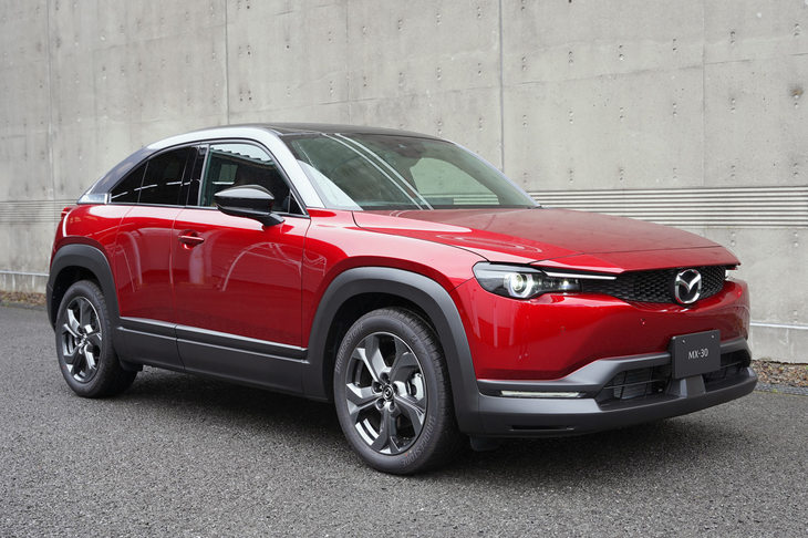 35.5kWhのバッテリーを搭載した「マツダMX-30」のEVモデル。バッテリー容量の小ささについて、マツダは「ライフサイクルアセスメントでのCO2排出量の抑制を意図したもので、生産と走行の双方で出るCO2の総量を、同クラスのディーゼル車より抑えるため」と説明している。