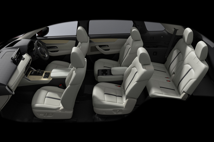 実車に感じた「マツダCX-80」のアドバンテージといえば、3列目シートを含む車内空間の居住性。「ラージプラットフォーム」のパッケージの妙と、全長4990mmというライバルより長いボディーによるものだ。