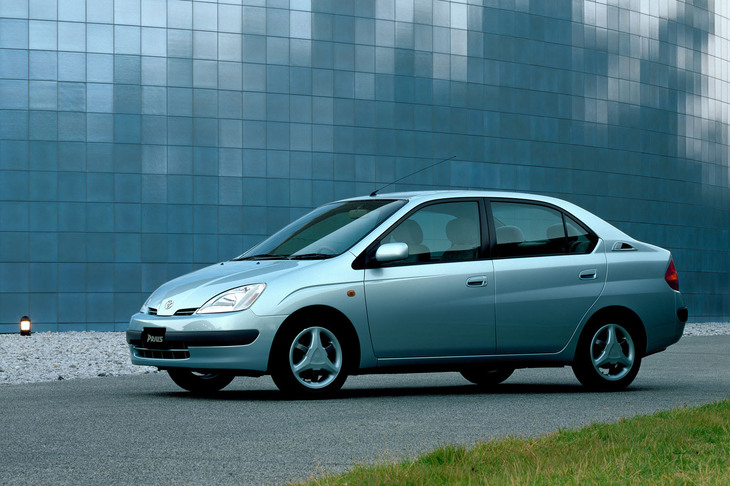 「21世紀に間に合いました」のキャッチフレーズで登場した初代「トヨタ・プリウス」。日本のハイブリッド車の歩みはここから始まった。