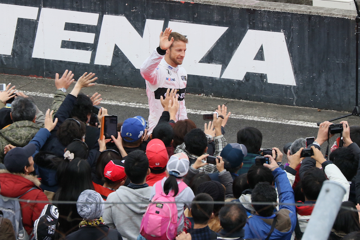 今季でF1を引退するマクラーレン・ホンダのジェンソン・バトン選手を迎えるファン。