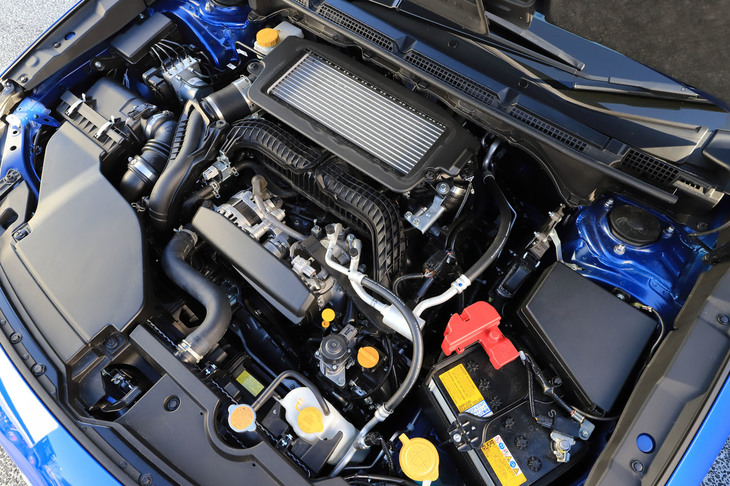 新開発の1.8リッター水平対向直噴4気筒ターボエンジン「CB18」。従来のエンジンよりロングストローク型となっており、また希薄燃焼によって燃費の改善を図っている。