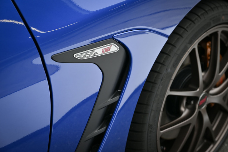 スバルBRZ STI Sport（STIパーツ装着車／STIフロントフェンダーガーニッシュ）
