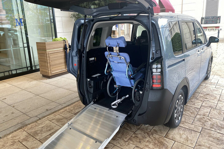 スロープの耐荷重は200kgで、電動ウインチ用のリモコンも標準で装備される。新型「フリード」からスロープ車が型式指定車両になったので、持ち込み登録の手間が省けるようになったのもトピックだ。