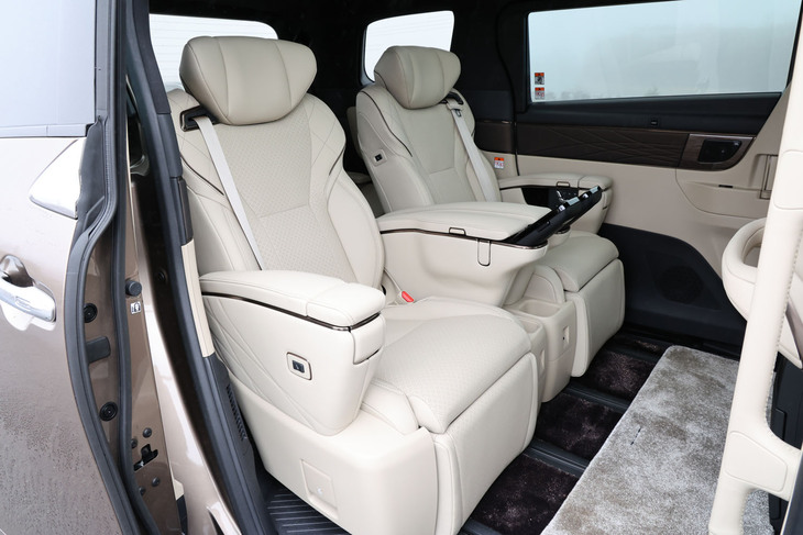 「アルファード エグゼクティブラウンジ」で最上位席とされる2列目シート。内装色とコーディネートされた足もとの「ラグマット」は、抗菌・消臭・抗ウイルスなどの機能を持つ「PENTAGONSTAR 5」を採り入れたオプションアイテムで、価格は1万5400円。