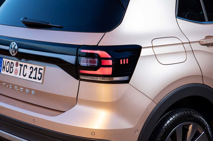 「ブラックトリムフレーム」と呼ばれる、横一文字の意匠が目を引くリアまわり。サイドのキャラクターラインは給油口からリアコンビランプへと回り込んでいる。