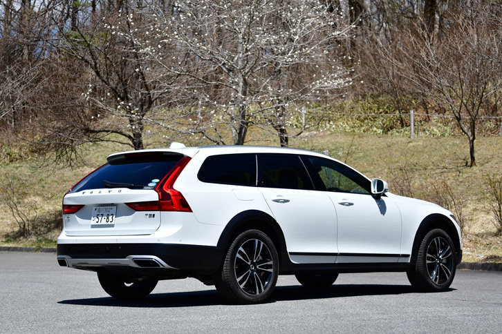 クーペライクなリアの形状が特徴。