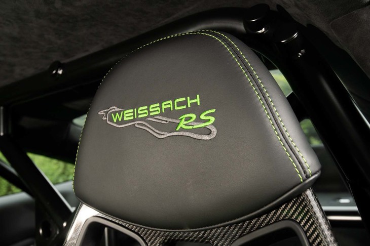 ヘッドレスト（写真）と助手席側のダッシュボードには「WEISSACH RS」のロゴが備わる。すべてを走りのためにささげた「GT3 RS」だが、これらのロゴだけは“誇りを示す”ための機能しか持たされていないという。