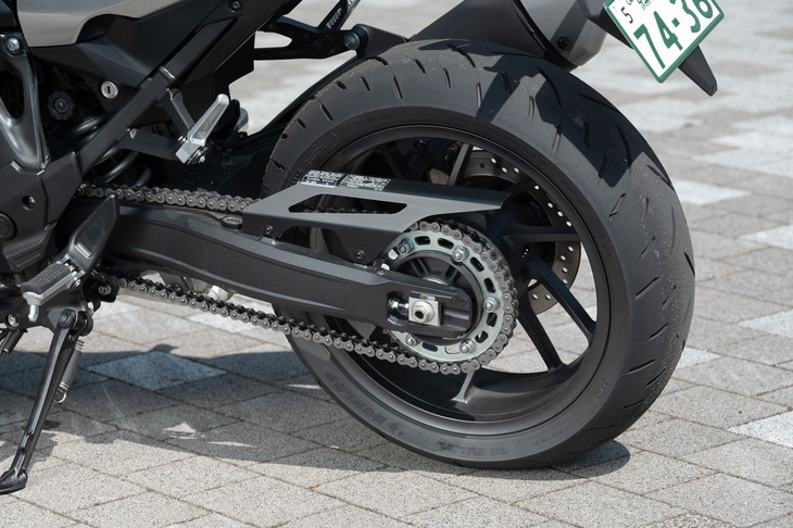 タイヤサイズは前が120/70R17、後ろが180/55ZR17。オールラウンドな性能を追求したダンロップのラジアルタイヤ「スポーツマックスGPR-300」が装着されていた。