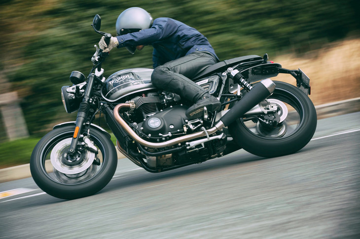 ライディングポジションは前傾姿勢のスポーティーなもの。シート高は807mmあるが、足つき性は良好だ。