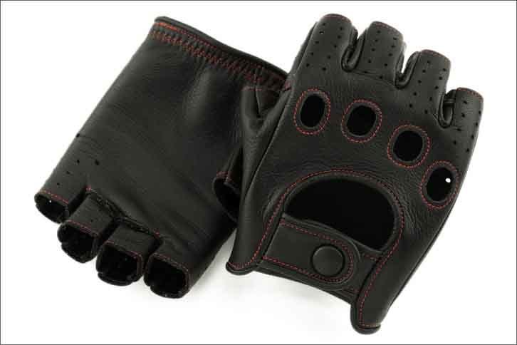 ドライビンググローブ ハーフ（Black/Redステッチ）
	1万8360円（税込）