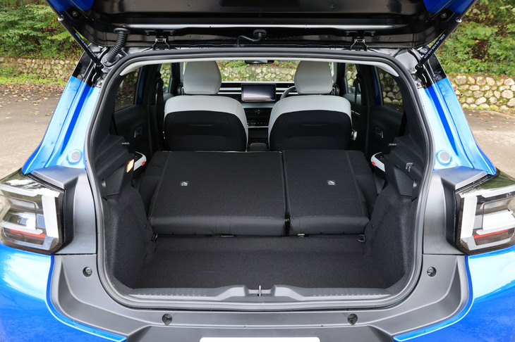 後席使用時の荷室容量は310リッター。後席の背もたれを前方に倒して荷室容量を120リッターにまで拡大することができるが（写真）、完全なフラットにはならない。