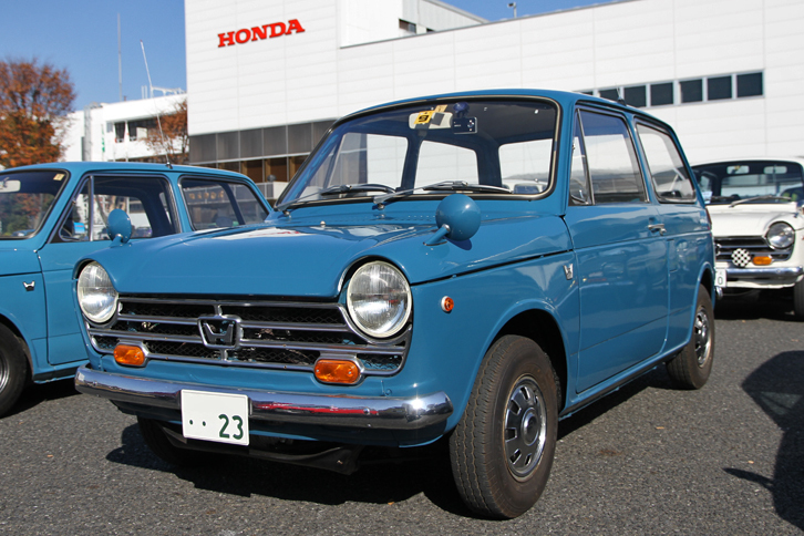 当初はレッドとアイボリーの2色で始まった「N360」（NI）に、途中から加えられた“アドリアブルー”というカラーネームのシックなブルー。前日のトークショーに登壇したデザイナーの青戸氏は「誰もアドリア海なんて見たことないのに（笑）」と語っていたが、シートを含む内装色はアイボリーで、組み合わせがとてもシャレている。この個体はSタイプ用のフェンダーミラーを除き、オリジナルの姿を保っている。