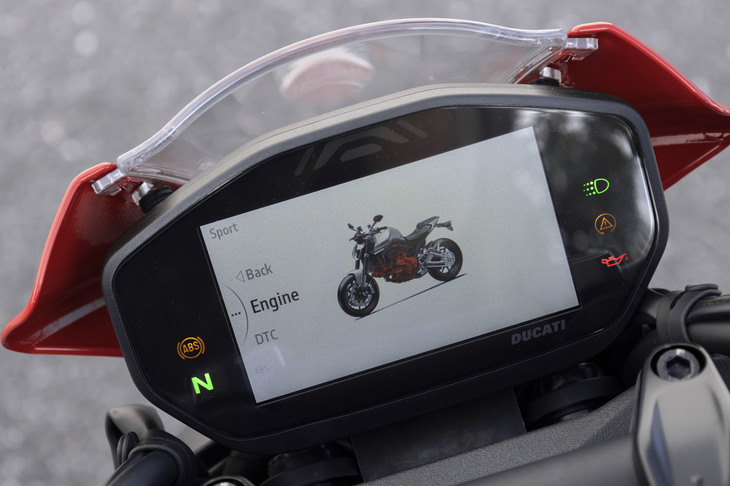 新型「モンスター」では、ライディングモードに応じてエンジンの制御や、ABS、トラクションコントロールなどの介入度合いが変化。各設定のカスタマイズも可能となっている。