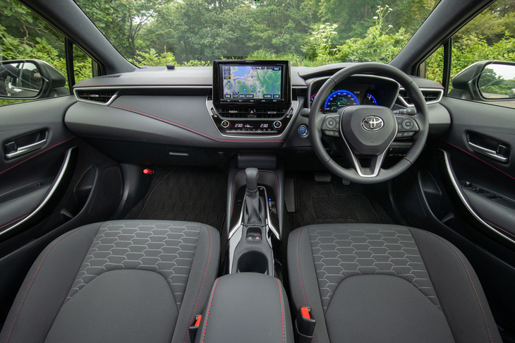 仕様に応じて複数のインテリアカラーが用意される「カローラ スポーツ」。テスト車の「ハイブリッドG“Z”」には写真のブラックのモノトーンのほか、有償オプションで赤と黒のツートンカラーも用意される。