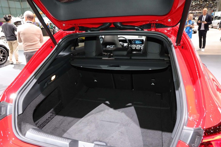 メルセデス・ベンツCLA250シューティングブレーク（ラゲッジスペース）