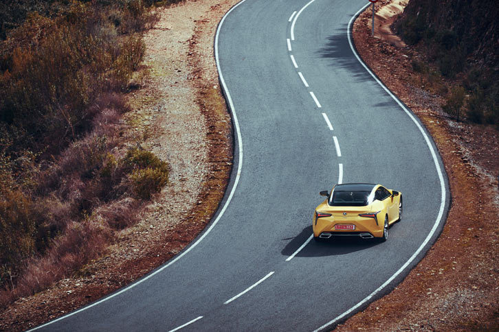 新開発のプラットフォームやパワーユニット、トランスミッションなど、注目の技術が多数取り入れられた「レクサスLC」。2017年春の発売が予定されている。