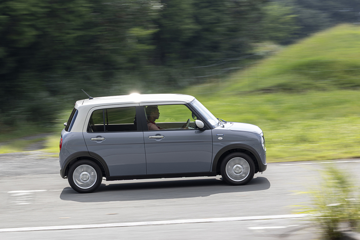 この試乗車のボディー色は新規設定された「フォギーブルーパールメタリック」に「ソフトベージュ」のルーフを組み合わせたツートン（4万9500円）。ルーフも同色のモノトーンも選べる（無償）。