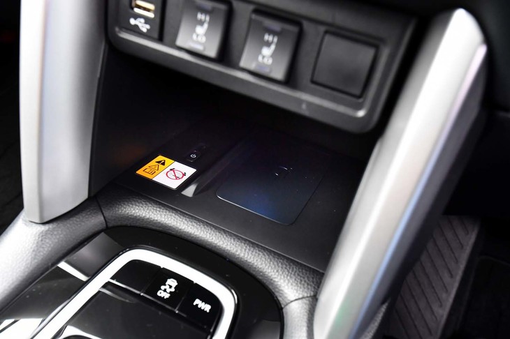 スマートフォンの非接触充電トレーは「Z」グレードのみにオプション設定されている、価格は1万3200円。