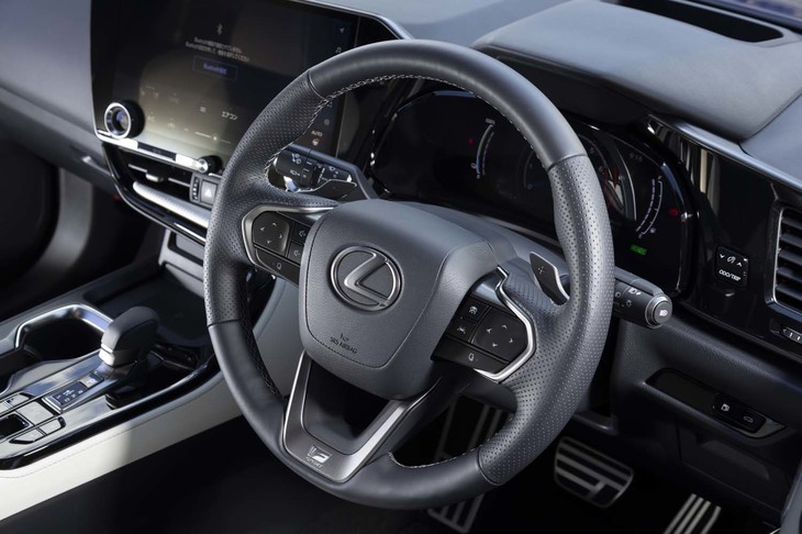 「Kizunaコンセプト」の考えに基づき、ステアリングスイッチとヘッドアップディスプレイを高度に連携させ、運転に集中したままで各種機能を使えるようにしている。スイッチ自体はシンプルだが……