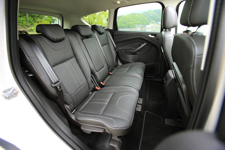 リアシートは6：4分割可倒式で、リクライニング機構も備わっている。