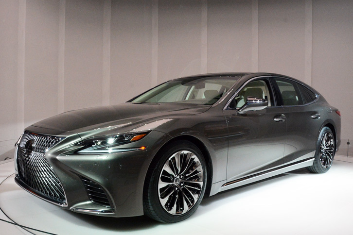 北米国際自動車ショーでお披露目された、新型「レクサスLS」。（写真＝鈴木ケンイチ）