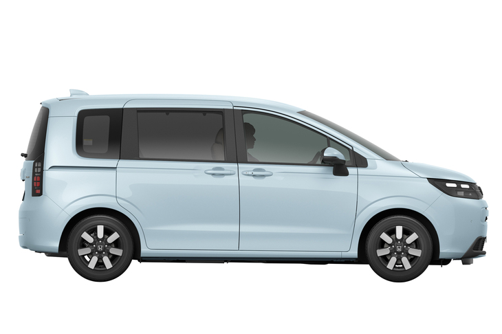 想像すればわかるとおり、マーケットのど真ん中に位置するクルマであればあるほど、デザインに対する制約は大きくなる。実用車には多くの厳しい設計要件が課せられるし、売れなければならないクルマゆえ、マーケティング等からの要望も増えるからだ。