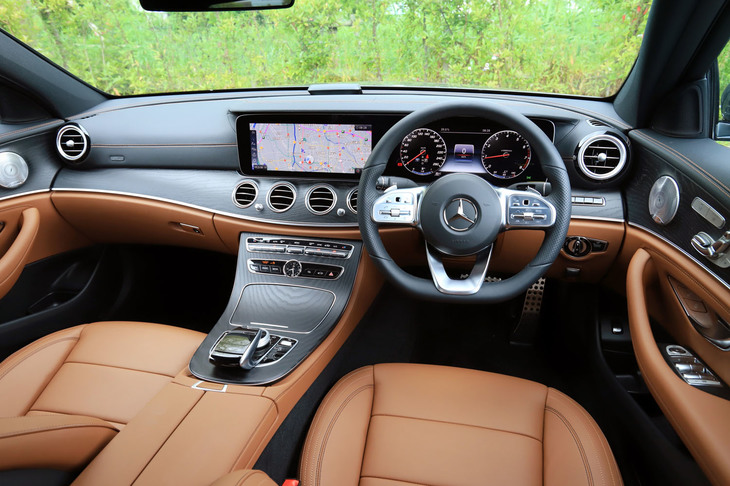 「E300／E350eアバンギャルド スポーツ」には、ブラックとサドルブラウン（写真）の2種類のインテリアカラーが用意されている。