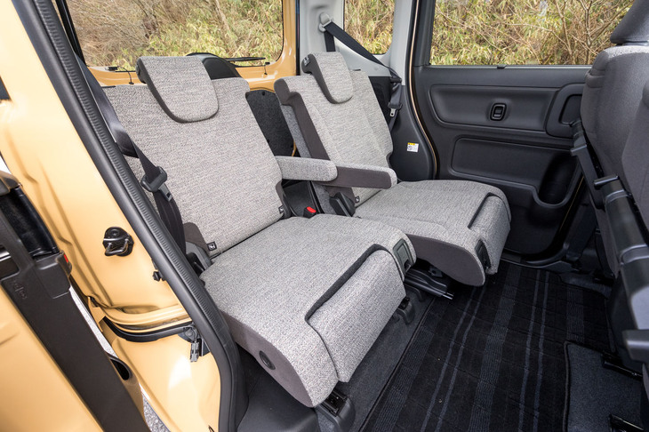 後席の空間は相変わらずの広さ。左右独立で前後スライドとリクライニングができるのは先代モデルと同じだが、新たにセンターアームレストとマルチユースフラップが備わっている。