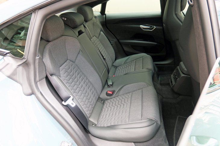 アウディe-tron GTクワトロ（リアシート）