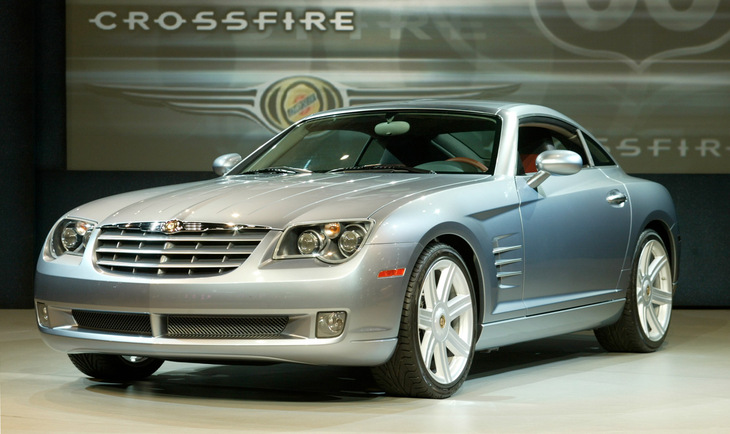 ダイムラー・クライスラー時代のクーペカブリオレ「クライスラー・クロスファイア」。「メルセデス・ベンツSLK」をもとに開発された。
