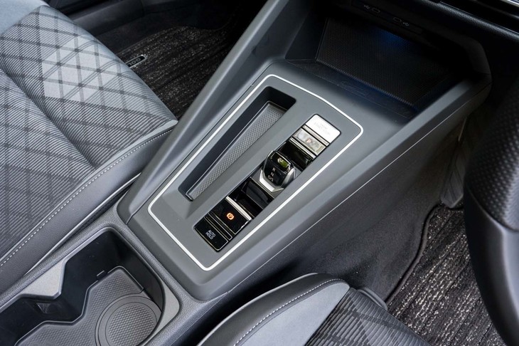 バイワイヤ式のシフトセレクターは高さ5cmほどのコンパクトサイズだ。