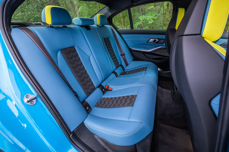 前席と同様のテイストでデザインされた後席。背もたれにはスルーローディングシステムと呼ばれる、40：20：40の3分割可倒機能が備わる。