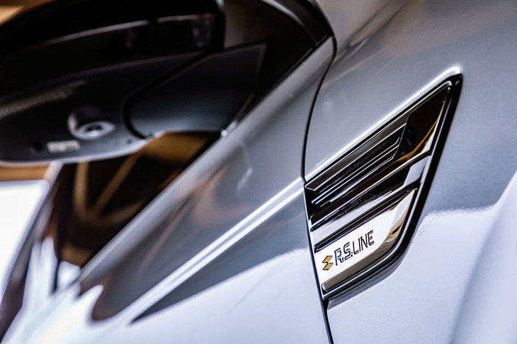 日本に導入される「アルカナ」のマイルドハイブリッドモデルは、モータースポーツの血統を受け継ぐというスポーティーグレード「R.S.ライン」のみの設定。