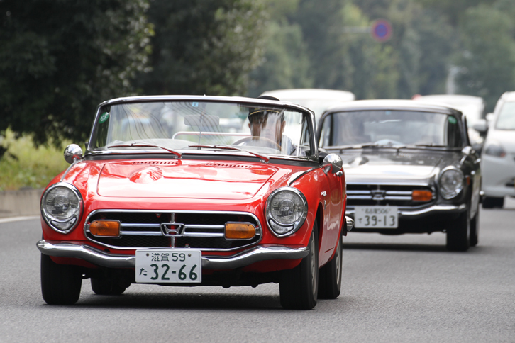 輸出仕様（左ハンドル）の「S800」は、フロントウインカーが国内向けより大きい。後ろの「S800クーペ」は右ハンドルだが、やはりフロントウインカーが大きい。右ハンドル圏からの逆輸入車か、あるいは国内仕様に輸出用パーツを装着しているか。