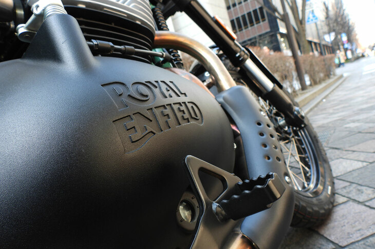 もっちりしたゆず肌のエンジンカバーに描かれた「ROYAL ENFIELD」のロゴ。スタイルのよさは、記者の下手っぴな写真のとおりだが、「ベア650」は（というか今日のロイヤルエンフィールドのバイクはどれも）、細部のつくり込みもシッカリしていて、質感が高い。